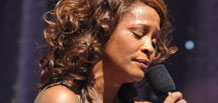 La chanteuse Whitney Houston est décédée.